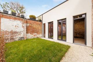 <p><span>In de Provinciestraat, op een centrale en goed bereikbare locatie in Antwerpen, vinden we deze casco </span><span>atelier</span><span> van ca. 65 m², gelegen in een kleinschalig renovatieproject.</span></p><p><span> </span></p><p><span>Het betreft een polyvalente ruimte die zich perfect leent voor verschillende invullingen zoals kantoor, praktijkruimte of nichehandel. Dankzij de casco staat krijgt de koper hier de unieke kans om het pand volledig naar eigen wensen en noden in te richten. </span><span>afwerking door de eigenaar is mogelijk</span><span>.</span></p><p><span> </span></p><p><span>De ruimte bevindt zich volledig apart in de </span><span>achterbouw </span><span>van het perceel, los van het hoofdgebouw. Dit zorgt voor een uitzonderlijk rustige en private werkomgeving. Bovendien beschikt de unit over een privatieve tuin, een absolute meerwaarde voor wie werk en </span><span>buitenruimte</span><span> wil combineren.</span></p><p><span> </span></p><p><span>Daarnaast is er een </span><span>fietsenstalling</span><span> voorzien binnen het gebouw, wat het pand extra praktisch maakt voor zowel gebruikers als bezoekers.</span></p><p><span> </span></p><p><span>Een bijkomende troef is de mogelijkheid om de verdere afwerking te laten uitvoeren door de eigenaar. Dit biedt flexibiliteit en comfort voor kopers die op zoek zijn naar een </span><span>afgewerkt</span><span> geheel zonder zelf het volledige traject te moeten coördineren.</span></p><p><span> </span></p><p><span>Het gebouw onderging een grondige renovatie, met een </span><span>nieuw dak en gevelisolatie.</span><span> De unit zelf wordt casco aangeboden, waardoor zowel eindgebruikers als investeerders hier een project op maat kunnen realiseren.</span></p><p><span> </span></p><p><span>Volgens het EPC (niet-residentieel) beschikt de unit momenteel over een energielabel F. Dit is voornamelijk te verklaren door het feit dat er vandaag </span><span>nog geen verwarmings-, ventilatie- of vaste installaties aanwezig zijn</span><span> . Aangezien de ruimte casco wordt aangeboden, krijgt de koper net de mogelijkheid om vanaf nul te werken en meteen te kiezen voor energie-efficiënte technieken en installaties. Hierdoor kan het energieverbruik bij afwerking aanzienlijk geoptimaliseerd worden en kan er perfect ingespeeld worden op de huidige normen en persoonlijke noden.</span></p><p><span> </span></p><p><span>Indeling</span></p><p><span>-volledig aparte entiteit in de achterbouw</span></p><p><span>-privatieve tuin</span></p><p><span>-fietsenstalling aanwezig</span></p><p><span>-polyvalente invulling mogelijk (kantoor / praktijk / handel)</span></p><p><span>-mogelijkheid tot afwerking door de eigenaar</span></p><p><span> </span></p><p><span>Algemeen gebouw</span></p><p><span>-kleinschalig renovatieproject </span></p><p><span>-vernieuwd gebouw</span></p><p><span>-casco oplevering</span></p><p><span> </span></p><p><span>Troeven</span></p><p><span>-volledig aparte en rustige ligging in de achterbouw</span></p><p><span>-privatieve tuin</span></p><p><span>-mogelijkheid tot afwerking op maat via eigenaar</span></p><p><span>-fietsenstalling</span></p><p><span>-centrale ligging in Antwerpen</span></p><p><span>-geschikt voor verschillende invullingen</span></p><p><span>-interessant voor eigen gebruik of </span><span>investering</span></p><p><span> </span></p><p><span>Ben jij geïnteresseerd in deze commerciële ruimte in Antwerpen, ben je op zoek naar ander vastgoed of wens je de waarde van jouw eigendom te kennen? Dan ben je bij BOLT immo aan het juiste adres! Wij helpen jou graag verder.</span></p>