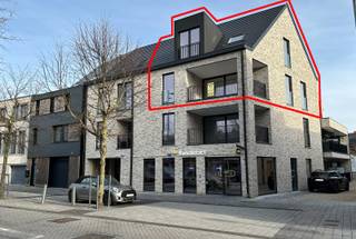 Mogelijkheid aankoop onder 6% BTW *<br />* Indien u aan de voorwaarden voldoet<br /><br />=> Ligging<br />Dit nieuwbouw duplex-appartement is gelegen in blok A van residentie Prinsenhof. Het appartement is gelegen op een centrale en gezellige locatie aan het Kolonel Aertsplein. Op het plein is er een supermarkt, bakker, dokterspraktijk, ... Ook de Markt van Maaseik ligt op wandelafstand.<br /><br />=> Tweede verdieping<br />- Inkomhal met apart toilet <br />- Open leefruimte met veel lichtinval door de grote raampartijen en toegang tot het overdekt terras<br />- Ingerichte keuken met koelkast, combi-oven, kookplaat, afzuigkap, vaatwasser en spoelbak<br />- Overdekt terras van 12,16m² <br /><br />=> Derde verdieping<br />- Overloop<br />- Twee slaapkamers met laminaat<br />- Deels betegelde badkamer met ligbad, inloopdouche, toilet en dubbele wastafel<br />- Berging met aansluiting voor wasmachine<br />- Extra gang/ruimte met warmtepomp en toegang tot de lift<br /><br />=> Kenmerken:<br />- Ventilatiesysteem D met warmterecuperatie<br />- De appartementen zijn voorzien van een zeer betrouwbare warmtepomp die zich kenmerkt door een laag E-peil en een stille werking. De hoge energie-efficiënte zorgt voor een gevoelige verlaging van het E-peil. De warmtepomp is bovendien de stilste warmtepomp in zijn soort die momenteel op de markt is. Zij voorziet de appartementen individueel van voldoende energie en van warm water dankzij een ingebouwde boiler.<br />- Lift en videofoon aanwezig<br />- Zonnepanelen op de platte daken<br />- Appartementen zijn zeer energiezuinig waardoor gunstige regeling onroerende voorheffing<br /><br />=> Verkoopprijzen exclusief:<br />- Autostandplaats in kelder <br />- Privatieve kelderberging
