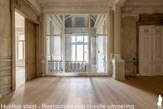 <p><em><strong>Wonen in een beschermd monument, met het comfort van vandaag</strong></em><br />In het hart van Turnhout krijgt één van de meest iconische herenhuizen van de stad een nieuw hoofdstuk. Residentie Het Gerecht is de stijlvolle renovatie van het voormalige Huis Van Hal, een beschermd neoclassicistisch monument uit 1886, ontworpen door architect Pieter-Jozef Taeymans.</p>
<p>Doorheen de jaren deed het gebouw dienst als privéwoning, arbeidsrechtbank en later als decor van het VTM-programma Mijn Pop-Up Restaurant. Vandaag wordt dit uitzonderlijke erfgoed met respect gerestaureerd en omgevormd tot een exclusieve residentie met slechts vier royale villa-appartementen.</p>
<p>Authentieke elementen worden zorgvuldig hersteld, terwijl moderne technieken, hedendaags comfort en een lift discreet worden geïntegreerd. Elk appartement beslaat een volledige verdieping en biedt maximale rust, privacy en ruimte.<br /><br /><strong><em>Het villa appartement op de 1<sup>e</sup> verdieping</em><br /></strong>Dit monumentale appartement biedt bijna 210m² aan woonoppervlakte. De ruimte die we typisch zouden benoemen als “inkomhal” staat bol van de authentieke elementen en de benaming inkomhal doet deze ruimte eigenlijk geen eer aan. Dankzij de grootte en lichtinval is deze ruimte eveneens geschikt als ontspanningsruimte, bureau, of 2<sup>e</sup> zithoek. De leefkeuken, eetkamer en zithoek staan met elkaar in verbinding en genieten langs 2 zijden van natuurlijk daglicht. Openslaande deuren geven uit op het deels overdekte terras aan de achterzijde van ruim 25m², met schitterend zicht op een magnolia boom en de historische gebouwen van het Heilig Graf. De hoofdslaapkamer heeft een ensuite badkamer, de 2 overige slaapkamers delen de 2e badkamer.</p>
<p>Iedere eigenaar beschikt over een private kelderberging (27 tot 39 m²). Daarnaast blijven de historische wijnkelder en authentieke kolenkelder als gemeenschappelijke ruimtes behouden. De lift brengt u bovendien tot in de kelder.</p>
<p>Parkeren doet u onder uw private dubbele carport met aansluitende fietsenstalling. Daarnaast is een gemeenschappelijke afvalberging voorzien.<br /><br /><em><strong>Een hoogwaardige afwerking</strong></em><br />Het appartement wordt volledig afgewerkt opgeleverd, met uitzondering van de definitieve schilderwerken. Een nieuwe parketvloer is al geplaatst, en ook de muren, plafonds, moulures en rozetten worden vakkundig hersteld; de muren krijgen reeds een eerste schilderlaag. Voor de keuken en badkamers kiest u zelf de materialen en inrichting. Hiervoor zijn ruime budgetten in de vraagprijs opgenomen.</p>
<p>Ook technisch wordt alles vernieuwd. Het appartement wordt voorzien van domotica, vloerverwarming, een Viessmann-warmtepomp, ventilatie en voorbereidingen voor een gashaard. Zo geniet u van hedendaags comfort met behoud van het historische karakter.</p>
<p>Het appartement en de kelderberging worden verkocht onder registratierechten (2% of 12%). <br />Op de dubbele carport met fietsenberging is 21% btw van toepassing.</p>
<p>De restauratiewerken zijn volop aan de gang. De oplevering wordt verwacht rond het najaar van 2026.</p>
<p><strong>Een beschermd monument, slechts vier exclusieve villa-appartementen en een penthouse dat zijn gelijke in Turnhout nauwelijks kent.<br /><br /></strong></p>