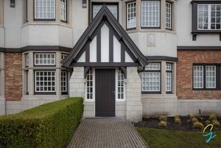 <p>TE KOOP IN KNOKKE</p>
<p>Op enkele stappen van de befaamde Kustlaan, in het hart van Het Zoute, vindt u dit appartement dat met oog voor detail is afgewerkt.</p>
<p>Van zodra u binnenkomt, voelt men meteen een ontspannende en luxueuze gastvrijheid. De inkomhal is voorzien van een vestiaire, een toilet en een elegante verbinding met de rest van het appartement. De keuken en living vormen een harmonieus en open geheel, en worden overgoten door natuurlijke lichtinval langs de tuin.</p>
<p>Via de nachthal is er toegang tot 2 badkamers en 3 slaapkamers, waarvan er 1 dienst kan doen als bureau. De master bedroom is voorzien van een eigen badkamer, met ligbad en dubbele lavabo.</p>
<p>Alle ruimtes zijn afgewerkt met hoogwaardige en duurzame materialen en met oog voor detail.</p>
<p>De zuid gerichte tuin ademt privacy en rust uit, verscholen in een verkeersarme straat. Een groot terras biedt u alle comfort om tijdens de vakantiemaanden met vrienden en familie van culinaire verwennerij te genieten in alle discretie.</p>
<p>Bij het appartement hoort een kelder in privatief gebruik en 4 fietsenplaatsen.</p>
<p>Er is de mogelijkheid om een ondergrondse autostaanplaats bij te kopen.</p>
<p>Laat u leiden door een gedetailleerde rondleiding, een bezoek zegt meer dan 1000 woorden.</p>
<p>Tel 09 274 15 53</p>
<p>Mail floris@cornelis-goeman.be</p>