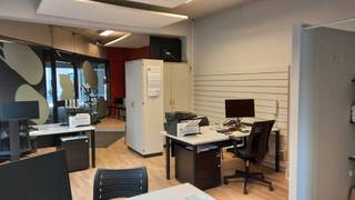 Pal in het centrum van Asse vind je deze kantoorruimte, achteraan grenzend aan de ruime GRATIS parking "het Gildehof", vooraan aan de Nieuwstraat. De hoofdruimte heeft een oppervlakte van 37m². Aansluitend bevindt zich een afzonderlijk bureel van 14m² met kleine keukenhoek. Er is ook een toilet en Cv-lokaal aanwezig. Het achterliggend bureel heeft zicht op de parking. Het kantoor is bereikbaar vanuit deze gratis parking, alsook via de Nieuwstraat. Deze polyvalente ruimte kan oa. dienen voor een vrij beroep: kinesist, logopedist, psycholoog, arts, alsook kantoor: boekhouder, architect, advocaat .... Interesse in deze locatie? Gelieve contact op te nemen via affligem@immoaccenta.be