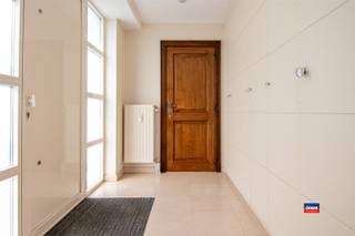 <p><span>WILRIJK (VALAAR) | ZEER DEGELIJKE HALFOPEN BEBOUWING | WOONHUIS MOMENTEEL INGERICHT ALS TWEE APPARTEMENTEN EN TEVENS GESCHIKT ALS KANGOEROEWONING | TOTALE GRONDOPPERVLAKTE VAN 298m² | EPC D (duplex-app.) - EPC E (app. 1ste verd.) |</span></p><p><span>Indeling als volgt: Duplex-appartement: gelijkvloers: inkomhal met ingebouwde dressingkast - toilet met lavabomeubel - ruime woonkamer - geïnstalleerde keuken met toegang tot de tuin - badkamer met douche, lavabomeubel en toilet - ruime slaapkamer - wasplaats/berging. </span></p><p><span>Eerste verdieping : 2 extra slaapkamers. Appartement 1e verdieping : te renoveren appartement met 1 slaapkamer en balkon (ca. 75m²) </span></p><p><span>Verder is er een private tuin en mooi aangelegde entree met ruime garagebox en achterliggende bergplaats. De woning beschikt over aparte meters voor gas-elektriciteit-water.</span></p><p><span>Gelegen in de onmiddellijke omgeving van winkels, scholen, park en openbaar vervoer.</span></p>