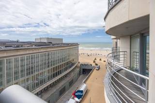 Op zoek naar een stijlvol tweede verblijf of een comfortabele woonst aan zee? Dan is dit volledig gerenoveerde appartement met 1 slaapkamer en slaaphoek gelegen op de zesde verdieping van Residentie Fabiola beslist een bezoek waard. Het appartement werd smaakvol gerenoveerd en beschikt over een gezellige leefruimte, een moderne keuken, een volwaardige slaapkamer, een praktische slaaphoek en een verzorgde badkamer. Dankzij de ligging op de zesde verdieping geniet u bovendien van een aangenaam zijdelings zeezicht en een mooie lichtinval. De doordachte indeling maakt het appartement ideaal als vaste woonst, tweede verblijf of investering met verhuurpotentieel. Extra troef is de privatieve kelderberging, die zorgt voor extra opbergruimte. Contacteer ons vandaag nog voor een bezoek!