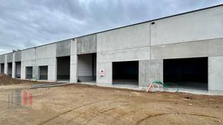 <strong>Nieuwbouw KMO-unit met een oppervlakte van 246 m²</strong> te huur met een fantastische ligging langs de commerciële Brusselbaan te Hekelgem (Affligem).<br /><br />De opslagruimte is voorzien van een ruime sectionale poort, glaspartij (3m x 3m), lichtstraat en heeft een vrije hoogte van 6 m, ideaal voor opslag/productie/atelier. Verder is de loods voorzien van nutsvoorzieningen (water, elek, en data), RWP met mogelijkheid tot aansluiting van toilet. Het magazijn maakt deel uit van fase III van het <strong>nieuwbouw KMO project 'ID Park bis'</strong>.<br /><br />Vestig uw bedrijf in ID Park bis op een uiterst centrale ligging met een <strong>fantastische bereikbaarheid dankzij de nabijheid van de E40 (6 min)</strong>. <br />Aanwezigheid van <strong>3 privatieve parkeerplaatsen</strong> (inbegrepen in de prijs). <strong>Beschikbaar vanaf 01/03/2026</strong>.<br /><br />Contacteer <strong>PANORAMA B2B</strong> voor bijkomende (technische) inlichtingen, plannen of een vrijblijvend plaatsbezoek via <strong>0477 07 30 30</strong>.