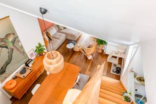 Het appartement is gelegen op de <strong>tweede verdieping </strong>van een aangenaam en kleinschalig gebouw. Er is <strong>geen lift </strong>aanwezig, waardoor het appartement enkel via de trap bereikbaar is.<br />Via de inkomhal kom je binnen in de <strong>gezellige leefruimte</strong>. De woonkamer is voorzien van een <strong>mooie parketvloer</strong> en sluit rechtstreeks aan op de keuken. Vanuit de keuken heb je toegang tot het<strong> eerste terras. </strong>Verder beschikt het appartement over een badkamer met ligbad, douche en lavabo, een praktische berging en <strong>een ruime slaapkamer</strong>.<br />Een extra troef is het <strong>dakterras,</strong> dat bereikbaar is via een bijkomende trap. Hier beschik je bovendien over een extra berging, ideaal voor het opbergen van fietsen, tuinmeubilair of andere spullen.<br /><br />Ook parkeren is hier geen probleem: in de ondergrondse parking beschikt het appartement over <strong>één autostaanplaats</strong>, inbegrepen in de huurprijs.<br />Het appartement is <strong>beschikbaar vanaf 01/12/2026. </strong><br /><br /><strong>Huurprijs: € 850/maand + vaste kosten: € 50/maand<br />Provisie water: € 20/maand</strong><br /><em>Gas en elektriciteit zijn individuele tellers.</em><br /><br />Interesse in een bezoek? Stuur dan een <strong>e-mail naar cvg@claves.be</strong> of neem telefonisch contact op via 03/502.98.74.