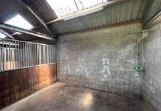 Volledig voor paarden uitgeruste weide met paardenstalling te koop te Eeklo.Oppervlakte : 1 ha 03 are 52 caVergunde paardenstal (bouwjaar 2006) van...