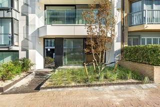 Instapklaar gelijkvloers appartement gelegen in een zijstraat van de Zeedijk in Duinbergen, met zijdelings zeezicht. Het appartement omvat...
