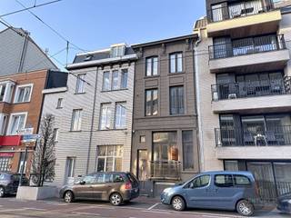 Deze woning ligt op een plek waar Blankenberge op z’n best is: midden in het centrum, met winkels en horeca letterlijk om de hoek én het strand op wandelafstand. Buiten sta je meteen in het stadsleven; binnen krijg je een verrassend ruime woning met een praktische split-level indeling die echt werkt in het dagelijkse gebruik.IndelingInkomhal met een opvallend hoog plafond: meteen een ruimtelijk en lichtrijk gevoel.Half niveau hoger: gezellige leefruimte met aansluitende keuken, ideaal om samen te eten en te leven.Half niveau lager: extra ruime berging, apart toilet en wasplaats. Dit is zo’n verdieping die je pas echt leert waarderen als je graag orde en opbergruimte hebt.Eerste verdieping: slaapkamers van volwaardig formaat en een comfortabele badkamer.Tweede verdieping: nog twee kamers die je perfect kan invullen als kinderkamer, bureau, hobbyruimte of logeerkamer.Wat ligt er vlakbij?De Zeedijk en het strand, het trein- en tramstation, de jachthaven en promenade, en een ruim aanbod aan winkels, supermarkten, boetieks en restaurants. Ook ontspanning is dichtbij met onder meer Sea Life, de Pier, minigolf en de vele evenementen die Blankenberge typeren.Pluspunten in één oogopslagCentrumlocatieSlimme split-level indelingDrie slaapkamersVeel bergruimteAlles te voet bereikbaarInteresse? Neem contact op en ontdek ter plaatse hoe ruim deze woning in werkelijkheid aanvoelt. Startprijs 235 000 €