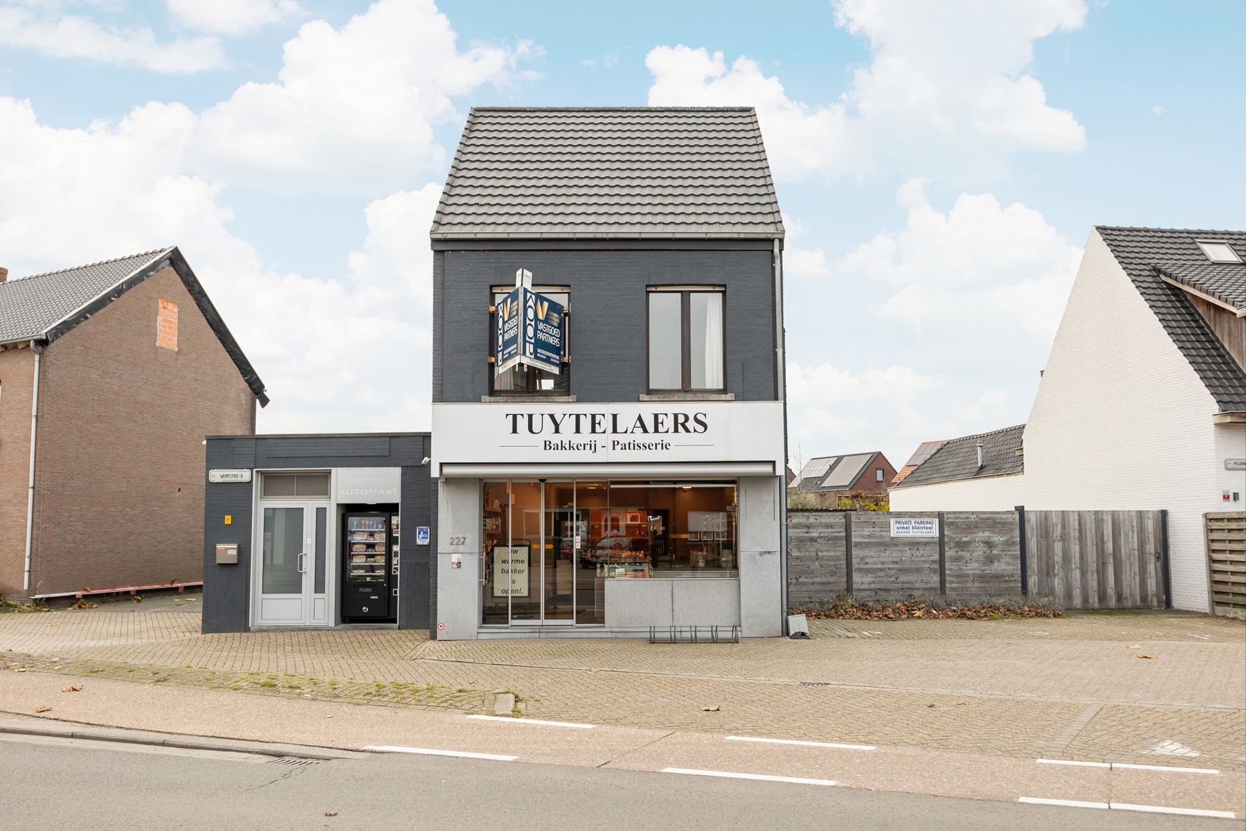 Warme bakkerij &amp; aangrenzende bouwgrond met parking - foto 1