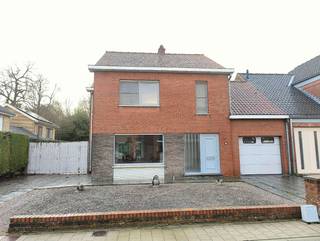 Deze licht op te frissen halfopen bebouwing op een perceel van 385 m² biedt veel ruimte en potentieel. De woning beschikt over een ruime inkomhal,...