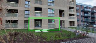 <p><span>Dit moderne appartement bevindt zich in Maasmechelen en maakt deel uit van een nieuwbouwproject met strakke, eigentijdse afwerking. De combinatie van een heldere indeling, veel natuurlijk licht en een ruim terras biedt een aantrekkelijk instapklaar woonadres.</span></p><p><span>Indeling en leefruimte: bij het binnenkomen treft u een praktische gang met bergruimte. Centraal in het appartement bevindt zich de ruime living met open keuken en kookeiland. Zonnig terras en lichtinval: vanuit de living wandelt u rechtstreeks naar het grote terras dat een extra leefruimte buiten creëert.</span></p><p><span>Vervolgens vindt u een complete badkamer en een ruime slaapkamer.</span></p><p><span>Grote ramen zorgen voor voldoende daglicht en een open, luchtige sfeer in het hele appartement.</span></p><p><span>Afwerking en wooncomfort: het appartement onderscheidt zich door moderne afwerking en hoogwaardige bouwkwaliteit. Het is flexibel ingedeeld en aangepast aan hedendaagse woonwensen. Ligging en voorzieningen: gelegen in een vernieuwde woonwijk van Maasmechelen met gemakkelijke toegang tot winkels, horeca, scholen en openbaar vervoer.</span></p><p><span>Belangrijkste kenmerken:</span></p><p><span>- Lift</span></p><p><span>- Gelijkvloers</span></p><p><span>- Vloerverwarming</span></p><p><span>- Zonnepanelen</span></p><p><span>- Warmtepomp</span></p><p><span>- Kelderberging</span></p><p><span>- Ondergrondse autostaanplaats</span></p><p><span>- Ruime open living met keuken en kookeiland</span></p><p><span>- Badkamer </span></p><p><span>- Berging/bergruimte</span></p><p><span>- Ruim privéterras</span></p><p><span>- Moderne afwerking en bouwkwaliteit</span></p><p><span>- Praktische indeling met veel daglicht</span></p><p><span>- Centrale ligging in Maasmechelen, nabij voorzieningen</span></p><p><span>Beschikbaarheid na oplevering van het gebouw, vermoedelijk in januari</span></p><p><span>Beschikbaarheid: 15/02/2026</span></p><p><span>Huurprijs: € 800/maand + € 70/maand provisie</span></p><p><span>EPB beschikbaar.</span></p><p><span> </span></p><p><span>Wenst u zich kandidaat te stellen voor dit appartement/huis dan kan dit enkel en alleen door het invullen van onze infolijst. U gaat hiervoor naar onze site www.jemar.be, kiest daar het juiste pand en klikt dan op het groene balkje "vraag je bezoek aan". Wij contacteren u voor een eventueel bezoek in te plannen.</span></p><p><span> </span></p><p><span> </span></p>
