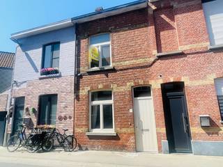 Assebroek, leuk ENERGIEZUINIG gezellig instapklaar woonhuis met 3 SLAAPKAMERS en tuintje<br />Omvat: Ruime lichtrijke living met PLANKENVLOEREN en open ingerichte keuken, uitgevend op tuintje met houten tuinberging.<br /> 1é Verd: overloop, mooie slaapkamer, grote badkamer met ligbad en dubbele lavabo, plaats voor wasmachine en droogkast.<br /> Dakverdiping , 2 slaapkamers.<br />Centrale verwarming met nieuwe condensatiebrander( 2025) op aardgas, dubbel glas.