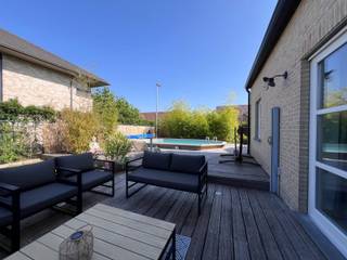 Découvrez cette <strong>villa d’exception</strong>, idéalement située au cœur du très prisé lotissement résidentiel « <strong>La Cabocherie</strong> » à Dottignies. La propriété séduit par ses volumes généreux, sa luminosité remarquable et ses finitions contemporaines soignées. Elle conviendra parfaitement à une famille ou à toute personne souhaitant allier vie privée et activité professionnelle.<br /><strong>Disposition pratique :</strong><br /><strong>RDC</strong> : vaste hall d’entrée, toilette séparée, superbe espace de vie d’environ 65 m² bénéficiant de larges baies vitrées et comprenant une cuisine ouverte entièrement équipée.  Ce niveau accueille également une pièce polyvalente / grand bureau avec accès direct vers l’extérieur, idéal pour une profession libérale ou le télétravail, ainsi qu’une salle de douche, un garage spacieux, une buanderie et un espace de rangement fonctionnel.<strong>  Premier étage</strong> : hall de nuit desservant un dressing, une salle de bains confortable et trois chambres à coucher aux dimensions généreuses.<strong> Extérieurs</strong> : une vaste terrasse et un jardin parfaitement orienté, agrémenté d’une piscine. À l’avant de la maison, une large zone de stationnement privative ainsi qu’un carport viennent compléter cet ensemble de qualité.<br /><br /><strong>PEB économe : 86 kWh/(m².an) - label B</strong>.<br />La maison est équipée de panneaux photovoltaïques et dispose d’une installation électrique conforme.<br /><br /><u><strong>Atouts :</strong></u>
<ul>
	<li>Situation TOP dans un lotissement résidentiel</li>
	<li>Espaces de vie spacieux et lumineux</li>
	<li>Annexe polyvalente adaptée à une profession libérale</li>
	<li>Piscine</li>
	<li>Panneaux solaires</li>
	<li>Électricité conforme</li>
	<li>Habitation économe en énergie</li>
	<li>Garage, carport et possibilités de stationnement supplémentaires</li>
</ul>
<strong><u>FAIRE OFFRE A PARTIR DE 560.000 EUROS.</u> </strong><br /><br />Intéressé(e) ou des questions ?<br />N’hésitez pas à contacter <strong>REALIMMO</strong> au 0471/89 28 25 ou par e-mail à aaron@real-immo.be.