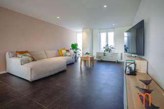 <strong>Modern wonen in het hart van Mariakerke, Oostende</strong><br /><br />Deze <strong>volledig gerenoveerde woning te huur in Mariakerke (Oostende)</strong> combineert modern comfort met een uitstekende ligging vlak bij zee en het stadscentrum. Gelegen in een rustige en gezellige buurt, is dit de ideale thuisbasis voor wie wil genieten van alles wat Oostende te bieden heeft.<br /><br /><strong>Indeling en leefruimte</strong><br />Bij het binnenkomen word je verwelkomd in een verzorgde inkomhal met gastentoilet. De woning beschikt over een <strong>ruime en lichtrijke woonkamer</strong> die een open en aangenaam gevoel creëert.<br />Dankzij de grote raampartijen geniet je hier van veel natuurlijk licht en een mooi zicht op de omgeving.<br />Aansluitend bevindt zich de <strong>moderne open keuken</strong>, volledig uitgerust en perfect voor wie graag kookt en gasten ontvangt in een gezellige setting.<br /><br /><strong>Zonnig terras en buitenruimte</strong><br />Vanuit de woonkamer heb je directe toegang tot een <strong>groot zonneterras</strong>, ideaal om te ontspannen, te genieten van het mooie weer of gezellig buiten te eten in alle rust.<br /><br /><strong>Slaapkamers en badkamer</strong><br />Op de eerste verdieping vind je <strong>2 ruime slaapkamers</strong>, perfect voor een koppel, klein gezin of als combinatie van wonen en thuiswerken.<br /><br />De <strong>badkamer</strong> is stijlvol ingericht en voorzien van een comfortabele inloopdouche en lavabo.<br /><br /><strong>Comfort en energie</strong><br />Deze instapklare woning biedt alle hedendaagse comfort:<br /><span>Centrale verwarming op aardgas</span><br /><span>Airconditioning in de woonkamer</span><br /><span>EPC: 234 </span><br /><br />Met een <strong>bewoonbare oppervlakte van 140 m² + terras</strong> geniet je van voldoende ruimte en woonkwaliteit.<br /><br /><strong>Topligging nabij strand en centrum van Oostende </strong><br />De woning bevindt zich op een <strong>uitstekende locatie in Mariakerke</strong>, op wandelafstand van het strand en op korte afstand van het centrum van Oostende. Winkels, openbaar vervoer en andere voorzieningen zijn vlot bereikbaar.<br /><br /><strong>Praktische informatie</strong><br /><strong>Onmiddellijk beschikbaar</strong><br /><span>Type: Gerenoveerde woning</span><br /><span>Aantal slaapkamers: 2</span><br /><span>Oppervlakte: 140 m² + terras</span><br /><br /><br /><strong>Op zoek naar een woning te huur in Mariakerke (Oostende)?</strong><br />Deze instapklare en energiezuinige woning met terras is een unieke kans. Contacteer ons vandaag nog voor meer informatie of een bezoek!<br />