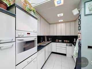 Te renoveren ruime woning met 4 slaapkamers in het hart van Oud-Knokke – Albertlaan 21<br /><br />Deze ruime woning is ideaal gelegen in het charmante Oud-Knokke, vlak bij de Groentenmarkt en op wandelafstand van de Lippenslaan, winkels, horeca en alle nodige faciliteiten.<br /><br />Indeling:<br />Bij het betreden van de woning komt u in de inkomhal die toegang biedt tot de gezellige woonkamer en eetplaats. Verder bevindt zich op het gelijkvloers een ingerichte keuken, een afzonderlijk toilet en een praktische wasplaats. Boven de wasplaats, in het bijgebouw, bevindt zich een eerste slaapkamer. Daarnaast is er een ruime berging, een buitenberging en een aangenaam tuintje.<br /><br />Op de eerste verdieping vindt u een slaapkamer, een ruimte voorzien voor een toilet en een badkamer die is opgesplitst in een douchekamer met toilet en een aparte badkamer.<br />De tweede verdieping beschikt over nog twee volwaardige slaapkamers.<br /><br />Deze woning biedt tal van mogelijkheden voor wie op zoek is naar een renovatieproject met ruimte, een centrale ligging en veel potentieel in Knokke.