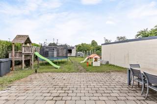 <p><span>Bent u op zoek naar een verzorgde woning waar u onmiddellijk uw intrek kunt nemen? Dan is deze instapklare woonst beslist een bezoek waard!</span></p><p><span> </span></p><p><span>Gunstig gelegen op een mooi perceel van 6A 24CA, biedt deze woning een aangename combinatie van comfort, functionaliteit en energiezuinigheid. Dankzij de talrijke uitgevoerde verbeteringswerken beschikt de woning over een gunstig EPC-label B. Bovendien werd de elektrische installatie CONFORM AREI gekeurd, wat extra gemoedsrust biedt voor de toekomstige eigenaar.</span></p><p><span> </span></p><p><span>Indeling:</span></p><p><span>Gelijkvloers: Lichtrijke leefruimte, volledig uitgeruste keuken voorzien van alle comfort, praktische berging, wasplaats, afzonderlijk toilet, badkamer met dubbele lavabo, ligbad en instapdouche.</span></p><p><span>Verdieping: Nachthal, drie slaapkamers.</span></p><p><span> </span></p><p><span>Troeven: EPC-label B, elektriciteit CONFORM AREI, instapklaar, geïsoleerde zolder bereikbaar via valtrap, voldoende parkeermogelijkheden, mooi perceel van 624 m², tal van recente verbeteringswerken!</span></p><p><span> </span></p><p><span>Deze woning vormt de ideale thuisbasis voor gezinnen, starters of iedereen die comfortabel wil wonen. Ideale opbrengsteigendom!</span></p><p><span>SBU: In aanvraag.</span></p><p><span> </span></p><p><span>Wacht niet te lang en plan snel uw bezoek. Deze opportuniteit zal ongetwijfeld snel de aandacht trekken! Kenneth (kenneth.pollet@vastgoedhuys.be) 0472/03 25 88 of Melissa (melissa.cardaci@vastgoedhuys.be) 0486/54 71 80.</span></p>