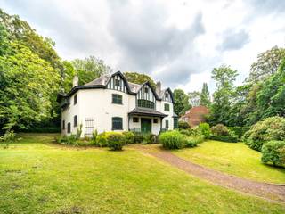 De Bloemenwerf werd in 1895 gebouwd in de wijk Dieweg door de beroemde architect Henry van de Velde als zijn persoonlijke woning. Gelegen op...