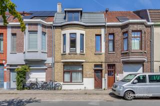 Plan uw bezoek in via de website makelaarshuys.be -> te koop<br /><br />Deze ruime woning is gelegen in een rustige straat in Sint-Amandsberg, op een perceel van 194 m², en beschikt over een bewoonbare oppervlakte van maar liefst 183 m².<br /><br />Bij het binnenkomen betreedt u de inkomhal, die toegang biedt tot de ruime en lichtrijke leefruimte. Aansluitend bevindt zich de open keuken met zicht op de tuin. Daarnaast is er een praktische wasruimte voorzien.<br /><br />Op de eerste verdieping bevinden zich twee slaapkamers en een ruime badkamer, uitgerust met een douche, ligbad, dubbele wastafel en toilet. De tweede verdieping biedt nog twee volwaardige slaapkamers.<br /><br />Verder beschikt de woning over een kelder en een zeer aangename, zonnige en oostgerichte tuin.<br /><br />De woning geniet van een uitstekende ligging in een rustige buurt, met supermarkten, het sport- en recreatiegebied Rozebroeken, parken en andere voorzieningen in de nabije omgeving.<br /><br />De woning is momenteel verhuurd en zal vrij zijn bij akte.