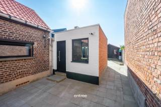 Deze recent gerenoveerde woning in Lebbeke combineert authentieke charme met moderne voorzieningen. Gebouwd in 1930, biedt deze woning een bewoonbare oppervlakte van 133 m² op een perceel van 530 m². Dankzij de grondige renovatie behaalt het pand een uitstekend EPC-score van 112 B en is het volledig asbestvrij.<br /><br />De mooie open keuken is voorzien van alle comfort. Ook de badkamer mag er zijn, een ruim bad, douche en badkamermeubel zorgen voor een relax gevoel. De woning beschikt over twee ingerichte kamers, maar heeft als troef dat er nog twee extra kamers kunnen voorzien worden in de zolderruimte. Ook is er een garage aanwezig, ideaal voor bergruimte en parkeren. <br /><br />Buiten geniet u van een ruim en zonnig terras en een grote tuin die perfect is voor tuinliefhebbers. Hier heeft u alle ruimte om te ontspannen of zelf te tuinieren, wat deze woning extra aantrekkelijk maakt voor wie van buitenleven houdt.<br /><br />Voor een afspraak neem contact op met Alain op het nummer 0475/51-46-63 of via mail adj@entree.be