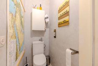 <p><strong>Appartement op toplocatie in Mol-centrum met zuidgericht terras en EPC-label C</strong></p>
<p>Op zoek naar een verzorgd appartement op een centrale ligging? Dit appartement op de derde verdieping bevindt zich in <strong>Mol-centrum</strong>, op wandelafstand van het station, winkels, horeca en andere voorzieningen. Dankzij de praktische indeling, recente vernieuwingen en het aangename terras is dit een ideale woonst voor starters, koppels, investeerders of wie graag centraal maar toch rustig woont.</p>
<p>Bij het binnenkomen kom je terecht in de <strong>inkomhal</strong>, voorzien van een <strong>apart toilet</strong>. Van hieruit wandel je verder naar de <strong>open leefruimte</strong>, waar het grote schuifraam zorgt voor veel natuurlijk licht en een mooi contact met het terras. Het aansluitende <strong>zuidgerichte terras</strong> biedt een aangenaam open zicht op groen, waardoor je hier verrassend privé kan genieten van de buitenruimte.</p>
<p>De <strong>eetkeuken werd volledig vernieuwd in 2020</strong> en is uitgerust met alle hedendaags comfort, waaronder een vaatwasser, keramische kookplaat, Amerikaanse koelkast, microgolfoven, oven en combi-stoomoven. Een praktische en stijlvolle keuken waar koken en gezellig tafelen perfect samengaan.</p>
<p>Verder beschikt het appartement over <strong>2 ruime slaapkamers</strong> en een aparte <strong>dressing</strong>, wat zorgt voor extra opbergcomfort. Doorheen het volledige appartement werd in 2020 <strong>steentapijt</strong> gelegd, wat het geheel een verzorgde en onderhoudsvriendelijke uitstraling geeft.</p>
<p>De badkamer biedt bovendien aansluiting voor <strong>wasmachine en droogkast</strong>. De ramen zijn uitgevoerd in <strong>PVC en dateren van 2014</strong>, wat bijdraagt aan het wooncomfort. Ondergronds is er nog een <strong>aparte berging</strong> aanwezig, ideaal voor extra opslagruimte.</p>
<p>Ook energetisch scoort dit appartement goed met een <strong>EPC-label C</strong>.</p>
<p><strong>Troeven van dit appartement</strong></p>
<ul>
<li>Centrale ligging in <strong>Mol-centrum</strong></li>
<li>Op wandelafstand van het <strong>station</strong></li>
<li>Gelegen op de <strong>derde verdieping</strong></li>
<li>Open leefruimte met groot schuifraam</li>
<li><strong>Zuidgericht terras</strong> met open zicht op groen</li>
<li>Volledig vernieuwde keuken van 2020</li>
<li>Twee ruime slaapkamers én dressing</li>
<li>Steentapijt doorheen het volledige appartement, geplaatst in 2020</li>
<li>PVC-ramen van 2014</li>
<li>Aparte ondergrondse berging</li>
<li>Goed EPC-label C</li>
</ul>
<p>Een verzorgd en instapklaar appartement op een uitstekende locatie, met alle comfort binnen handbereik.</p>
<p><strong>Voor de snelle beslissers!</strong></p>