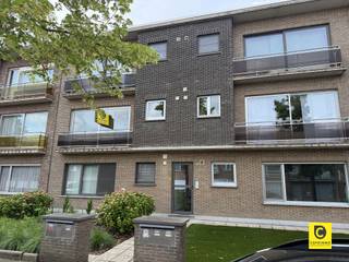 <p><span>KIJKDAGDAG WOENSDAG 17 JUNI OM 15:45.</span></p><p><span>Verplicht in te schrijven op de website of <span>info@coprimmo.be</span></span><span> </span></p><p><span>Ruim en lichtrijk 2-slaapkamerappartement met garage in Aartselaar</span></p><p><span>Op zoek naar een appartement op een centrale locatie? Dit verzorgde appartement in Aartselaar combineert ruimte, licht en een praktische indeling, ideaal voor koppels, kleine gezinnen of thuiswerkers.</span></p><p><span>Met een bewoonbare oppervlakte van ca. 85 m² biedt het appartement een aangename leefomgeving. De ruime woonkamer geniet van veel natuurlijke lichtinval dankzij de grote raampartijen en straalt extra charme uit door de stijlvolle visgraatparketvloer. De open leefruimte vormt de perfecte plek om te ontspannen of gasten te ontvangen.</span></p><p><span>De keuken is functioneel ingericht met voldoende kastruimte en een gasfornuis.</span></p><p><span>Verder beschikt het appartement over twee volwaardige slaapkamers, beide voorzien van grote ramen die zorgen voor een aangename en lichte sfeer. De kamers zijn flexibel in te richten als slaapkamer, kinderkamer, dressing of thuiskantoor.</span></p><p><span>De badkamer is uitgerust met zowel een ligbad als een aparte inloopdouche en werd afgewerkt met kwaliteitsvolle materialen en modern sanitair.</span></p><p><span>Verder zijn er nog een privatieve tuin en een garagbox</span></p><p><span>Huurprijs:</span></p><p><span>€ 950 per maand en € 70 algemeen kosten.</span></p><p><span>Troeven:</span></p><ul><li><span>Bewoonbare oppervlakte van ca. 85 m² </span></li><li><span>2 volwaardige slaapkamers </span></li><li><span>Ruime en lichtrijke woonkamer </span></li><li><span>Badkamer met ligbad én inloopdouche </span></li><li><span>Private garage inbegrepen </span></li><li><span>Aangename privatieve tuin</span></li><li><span>Centrale ligging nabij alle voorzieningen </span></li><li><span>onmiddellijk beschikbaar</span></li><li><span>gunstige EPC: B label </span></li></ul><p><span>Een comfortabel appartement op een uitstekende locatie dat klaar is om zijn nieuwe bewoners te verwelkomen.</span></p>
