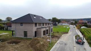 Welkom bij dit indrukwekkende en variërende vastgoedproject in het prachtige Kluisbergen, centraal gelegen tussen Oudenaarde, Ronse en Kortrijk. In de tweede fase bieden we 18 kavels aan, als onderdeel van het totale aantal van 56 kavels dat dit project zal omvatten.<br /><br />Dit ambitieuze project wordt in verschillende fasen ontwikkeld. Momenteel zijn 18 kavels beschikbaar in de tweede fase, met goedgekeurde bouwplannen. Andere fasen zullen nog worden ontworpen en ingediend. Ongeacht de fase waarin u geïnteresseerd bent, heeft u inspraak in de materiaalkeuze en afwerking. Als u snel beslist, kunt u zelfs meedenken over de indeling van de ruimte.<br /><br />Lot 51 is een halfopen bebouwing op 254 m² met twee bouwlagen en maakt deel uit van een reeks van drie aaneengeschakelde woningen. De afwerking volgt het PLUS-lastenboek, waarbij de trap al volledig wordt doorgetrokken tot in de zolder, die ook wordt afgewerkt. Verdere info over het PLUS-lastenboek kan je gemakkelijk verkrijgen via ons kantoor.<br /><br />Heeft u vragen of wilt u meer informatie? Neem dan gerust met ons contact op en wij begeleiden u graag naar uw droomwoning!
