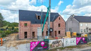 Elke zondag welkom op ons kantoor van 10u-12u voor meer info over de nieuwbouwprojecten!Appartement 1.1 is het linker-duplex-appartement en heeft op...