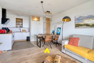 L’appartement se compose d’un hall d’entrée avec coin nuit pratique, d’une salle de bains équipée d’une baignoire, d’un WC et d’un meuble lavabo, d’une cuisine ouverte équipée ainsi que d’un séjour lumineux donnant accès à une spacieuse terrasse avec une superbe vue sur les dunes.<br />La grande chambre offre également un accès direct à la terrasse.<br /><br /><strong>ATOUTS:</strong>
<ul>
<li>Vue sur les dunes du Westhoek</li>
<li>Terrasse spacieuse et ensoleillée</li>
<li>Coin nuit supplémentaire</li>
</ul>
<br /><strong>OPTION:</strong><br />Possibilité d’acquérir un garage.<br />Prix demandé : € 45.000<br /><br /><strong>TRAVAUX DANS LES PARTIES COMMUNES:</strong><br />La piscine est actuellement en rénovation complète et sa réouverture est prévue pour l’été 2026. Tous les fonds ont déjà été appelés et sont entièrement à charge des vendeurs.<br />Le renouvellement des ascenseurs est également prévu et ces frais seront eux aussi entièrement pris en charge par les vendeurs.