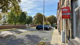 Deze te renoveren stadswoning is gelegen in het centrum van Ieper en geniet een gunstige locatie vlakbij scholen en winkels. Via de tuin bereik je het sluispad die toegankelijk is met de auto/fiets voor bewoners. <br /><br />INDELING:<br />Gelijkvloers: inkomhal, woonkamer met eet en zitplaats, keuken en wasplaats <br />Verdiep 1: 2 slaapkamers<br />Verdiep 2: 1 slaapkamer en 1 badkamer <br />Verdiep -1: Kelder <br /><br />Buiten: Tuin met terras aanwezig. Deze geeft tevens toegang tot het sluispad die toegankelijk is via auto/fiets.<br /><br />TROEVEN:<br />- Centrumligging<br />- Zicht op groen (voor en achteraan)<br />- toegang tot het sluispad <br />- parkeergelegenheid voor de deur