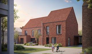 Lot 2: Deze gesloten bebouwing in hedendaagse stijl heeft 3 slaapkamers, een inpandige garage, een autostaanplaats, een inrichtbare zolder, een bewoonbare oppervlakte van +/- 176 m² en heeft een perceel van +/- 225 m². De woning is gelegen in De Weverie in Deerlijk. De Weverie is een nieuwe woonbuurt met 16 energiezuinige huizen. Het zijn stuk voor stuk duurzame woningen met 2 bouwlagen en een hellend dak. Kom thuis in deze rustige, autoluwe buurt. Centraal in de wijk vind je een prachtig stadspark. Kinderen amuseren zich ten volle in deze autovrije groenzone. De bomen, bloemen en extensieve beplanting zorgen voor biodiversiteit in de hele buurt.<br /><br />Interesse of vragen? Meer info op matexi.be/deerlijk of contacteer vrijblijvend onze sales consultant op 056 38 03 15.<br />