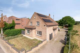 Immo Pické biedt U deze schitterende en uiterst rustig gelegen villa aan gelegen in een doodlopende straat met prachtig zicht op de omliggende...