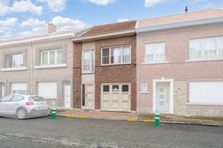 Deze ruime gezinswoning in Sint-Niklaas biedt heel wat mogelijkheden voor wie op zoek is naar een woning met voldoende leefruimte, vier slaapkamers, een garage en een aangename tuin.De woning beschikt over verschillende leefruimtes en telt maar liefst vier slaapkamers, verdeeld over meerdere verdiepingen. Dankzij de praktische indeling is er voldoende ruimte voor een gezin, een thuisbureau of een hobbykamer.Achteraan bevindt zich een ruime, afgesloten tuin met gazon. Dankzij de ommuring geniet u hier van de nodige privacy. De tuin biedt bovendien heel wat mogelijkheden voor wie graag buiten vertoeft of de buitenruimte verder naar eigen wens wil aanleggen.Een garage zorgt voor extra parkeer- en bergruimte.Met een grondoppervlakte van 424 m² beschikt deze woning over een mooie basis en heel wat potentieel voor verdere inrichting of renovatie.TROEVEN•4 slaapkamers•Grondoppervlakte van 424 m²•Ruime, afgesloten tuin•Garage•Veel bergruimte en mogelijkheden•Gelegen in Sint-NiklaasEen interessante woning voor wie op zoek is naar ruimte en graag een woning verder afwerkt en personaliseert volgens de eigen wensen.