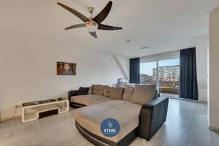 VERHUURD DUPLEX-APPARTEMENT OP EEN GUNSTIGE LOCATIE IN CENTRUM LANAKEN !<br /><br />We vinden dit appartement met een bewoonbare oppervlakte van 110 m² terug op een perceel van 13a 15ca in Lanaken. <br /><br />Voor meer informatie, neem zeker een kijkje op onze website via de volgende link: <br />https://www.sterkvastgoedmakelaars.be/detail/te-koop-appartement-lanaken/7423483?dosearch=True&flowstatus=ForSale,ForSaleReserved,ForSaleWithBid,ToCompleteForSale,SoldUnderReserve,Sold&pageindex=1&pagesize=12&searchpage=ForSale&sortdirection=DESC&sortfield=pub_flowstatus&transactiontype=Sale