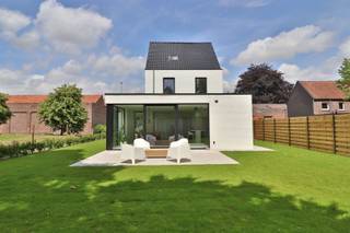 <p><span>*** QUICK SALE MET BIEDPRIJS VANAF 475.000 EUR * Kijk -en bieddagen 4, 5 en 6 juni (enkel op afspraak) </span></p><p><span> </span></p><p><span> </span></p><p><span>Rustig gelegen in het groene hart van het centrum vinden we deze prachtige alleenstaande woning.</span></p><p><span> </span></p><p><span>De woning, met een bewoonbare oppervlakte van 220m², is gelijkvloers ingedeeld met een brede inkom met apart gastentoilet, een bureauruimte (geschikt voor vrij beroep/praktijkruimte), een ruime en nieuw uitgebouwde woonkamer met zithoek, de prachtige en super uitgeruste keuken en eetplaats, dit alles met een zalig tuincontact. Verder is er gelijkvloers een praktische wasberging voorzien. Een ruime kelder zorgt voor nog wat extra koele bergruimte.</span></p><p><span> </span></p><p><span>Op de eerste verdieping zijn drie slaapkamers en de badkamer met dubbele wastafel, inloopdouche en ligbad Er is een apart toilet op de nachthal. De zolderverdieping (vaste trap) is volledig ingericht en biedt nog alle mogelijkheden (bureau, slaapkamer, speelzolder). </span></p><p><span> </span></p><p><span>De zalige tuin, grenzend aan een rustige groene long, is voorzien van een royaal terras. Voor de wagen is er een ruime oprit met carport.</span></p><p><span> </span></p><p><span>- Hoogwaardige totaalrenovatie: Nieuwe riolering (gescheiden) / Regenwater (10.000l) / alle nieuwe technieken / nieuwe elektriciteit<br />- EPC B en vloerverwarming (EPC A mogelijk mits installatie 10 zonnepanelen)<br />- Topligging, rustig aan de rand van groen en nabij alle voorzieningen</span></p><p><span> </span></p><p><span>Reserveer nu jou bezoek op de kijk -en bieddag via info@century21viaplus.be of 056/24.38.12</span></p><p><span> </span></p><p><span>ALLE INFO, PLANNEN, ATTESTEN EN VIRTUELE TOUR: <span>https://sint-amandstraat11.be/</span></span><span> </span></p><p><span> </span></p><p><span>*niet bindende vanafprijs, de verkoop komt tot stand door aanvaarding van het uitgebrachte bod</span></p><p><span> </span></p><p><span> </span></p>