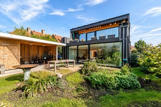 Ontdek deze verrassend ruime woning met een bijzonder veelzijdige indeling, veel woonruimte en tal van mogelijkheden voor grote gezinnen, thuiswerk of hobby’s. De woning is gedeeltelijk verder af te werken, waardoor de nieuwe eigenaar de afwerking volledig naar eigen smaak kan realiseren.<br /><br />Op het gelijkvloers bevinden zich de inkomhal, een ruime woonkamer, afzonderlijk toilet, wasplaats en twee slaapkamers. Eén van deze slaapkamers beschikt over een dressing en biedt bovendien de mogelijkheid om een eigen badkamer te voorzien.<br /><br />Een absolute troef is de volledige onderkeldering. Deze royale ruimte leent zich uitstekend als atelier, hobbyruimte, opslagplaats, mancave of combinatie hiervan.<br /><br />De eerste verdieping omvat drie slaapkamers, een afzonderlijk toilet en badkamer. Daarnaast zijn hier momenteel ook een keuken en woonkamer voorzien. Deze ruimtes kunnen behouden blijven, maar bieden eveneens de mogelijkheid om extra slaapkamers, bureau- of hobbyruimtes te creëren. Hierdoor beschikt de woning over een uitzonderlijk flexibele indeling.<br /><br />De woning beschikt ook over een tuin, praktische tuinberging en een overdekte lounge.<br /><br />Extra pluspunt: de woning behaalt een uitzonderlijk gunstig EPC-label A+ met een energiescore van -40 kWh/(m² jaar) en beschikt over zonnepanelen. <br /><br />Een ruime, energiezuinige woning met bijzonder veel potentieel voor wie op zoek is naar ruimte én flexibiliteit.<br /><br />De keuken en badkamer op het gelijkvloers dient nog door de koper geplaatst en afgewerkt te worden. Alsook de buitenafwerking van de woning dient nog door de koper te worden voltooid.<br /><br />Wenst u meer informatie of een bezoek ter plaatse? contacteer ons via 09 395 05 40 of verkoop@concept-home.be 