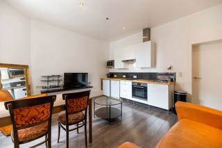 1050 IXELLES (Quartier St Boniface) rue de la Paix 27- dans un agréable immeuble, au 2e étage sans ascenseur, appartement meublé de ± 40 m². L'appartement est composé d'un vaste séjour, d’une cuisine équipée, d'une salle de bains avec wc, d'une grande chambre. Vous serez séduits par le style de l'appartement. Loyer mensuel de 1.100 €. Provisions de charges : 150 €/mois (communs électrique, nettoyage communs, internet, gaz, eau). PEB : E INFOS & VISITES: LMEERT@TREVI.BE