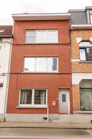 OPTIMAAL VERZORGDE GEZINSWONING MET 4 SLAAPKAMERS EN EPC-ENERGIENIVEAU B. Net buiten het handelscentrum en met een goeie ontsluiting naar Gent...