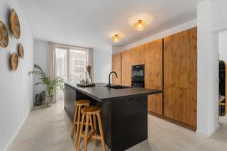 <p>Op een uitstekende en bijzonder gegeerde locatie nabij het centrum van Mechelen vinden we deze recente en stijlvol ingerichte halfopen bebouwing. De woning maakt deel uit van een nieuwe, kleinschalige en doodlopende woonbuurt met slechts 6 koppelwoningen. Hier geniet u van rust en privacy, terwijl alles wat Mechelen te bieden heeft zich letterlijk binnen handbereik bevindt.</p><p>Het stadscentrum van Mechelen ligt op een <strong>boogscheut</strong>, terwijl u de Vaart op wandelafstand bereikt. Ook voor gezinnen is de ligging bijzonder interessant: een school bevindt zich letterlijk achter de hoek en het openbaar vervoer vindt u op slechts enkele stappen van de woning. Voor de dagelijkse boodschappen hoeft u evenmin ver te gaan, met onder meer een bakker en beenhouwer op een boogscheut.</p><p>Ook de bereikbaarheid is uitstekend. Via de nabijgelegen stadsring beschikt u over een vlotte verbinding richting Antwerpen en Brussel.<br /></p><p>De woning zelf is bijzonder smaakvol ingericht en biedt een mooie combinatie van ruimte, licht en hedendaags comfort. Op het gelijkvloers beschikt u over een ruime inkomhal met gastentoilet, een moderne open keuken met kookeiland en aansluitende droge berging. De keuken vormt een mooi geheel met de eetruimte en de ruime salon. Dankzij de grote raampartijen geniet u hier van een aangename natuurlijke lichtinval en rechtstreeks zicht op de tuin.</p><p>De verzorgde stadstuin beschikt achteraan over een ruime gemetste tuinberging én een praktische achteruitweg.<br /></p><p>Op de verdieping zijn er <strong>4 slaapkamers</strong>, waarvan één momenteel ingericht is als dressing. Daarnaast is er een sfeervolle badkamer met ligbad, inloopdouche en dubbele lavabo, een afzonderlijk toilet en twee extra bergingen, waarvan één ideaal als wasberging.</p><p>Aan de voorzijde beschikt de woning over een privatieve parkeerplaats op de oprit.</p><p><strong>Extra troeven:</strong> recente nieuwbouw, <strong>EPC-label A</strong>, 10 zonnepanelen, 4 slaapkamers, moderne inrichting, rustige doodlopende woonbuurt, tuinberging met achteruitweg, privatieve parking en <strong>verkoop onder registratierechten</strong>.</p><p>Een bijzonder complete woning op een toplocatie, waar rust, comfort en de nabijheid van het stadsleven perfect samenkomen.<br /></p><p><strong>RICHTPRIJS: € 629.000</strong><br /><strong>Interesse ? Contacteer ons NU voor een bezoek.</strong></p>