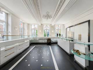 MULTIFUNCTIONEEL HANDELSPAND MET 2 APPARTEMENTEN gelegen in het STADSCENTRUM van Oudenaarde. Deze EXCLUSIEVE EIGENDOM is gelegen UITERST...