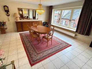 Appartement spacieux avec 3 chambres et double garage au centreDécouvrez cet appartement lumineux situé au premier étage, en plein centre et à...