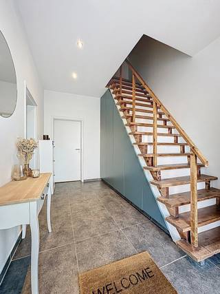 Située en plein coeur de Hannut, à proximité directe de toutes les facilités, cette maison totalement rénovée 3 CH vous séduira par son confort et...