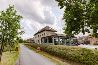 Dit karaktervolle pand combineert authenticiteit met tal van mogelijkheden. Gelegen aan de Wijnendale-Stationstraat, op een zichtlocatie...