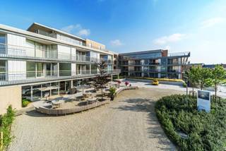 <p><strong>Exclusieve assistentiewoning op toplocatie in het hart van Oostduinkerke</strong></p>
<p>In de gezellige dorpskern van Oostduinkerke bevindt zich deze recente en uiterst rustig gelegen assistentiewoning, waar comfort, veiligheid en een hoogwaardige dienstverlening centraal staan.</p>
<p>Het appartement omvat een inkomhal met gastentoilet, een lichtrijke leefruimte die uitgeeft op een aangenaam terras, een volledig ingerichte keuken, een ruime slaapkamer en een grote badkamer voorzien van onder meer een tweede toilet.</p>
<p>Bewoners genieten van een uitgebreid diensten- en zorgaanbod, gecombineerd met uitstekende ontspanningsfaciliteiten. <br />Het complex beschikt onder meer over een verwarmd binnenzwembad, sauna, hammam, fitnessruimte en diverse stijlvolle gemeenschappelijke ruimtes die ontmoeting en gezelligheid bevorderen.</p>
<p>Dankzij de interessante fiscale voordelen vormt deze assistentiewoning bovendien een aantrekkelijke investering. Het appartement is momenteel verhuurd, wat deze eigendom extra interessant maakt als zorgeloze opbrengsteigendom.</p>
<p>Gelegen op <strong>A. Boudrystraat, 8670 Oostduinkerke</strong>, biedt deze residentie een unieke combinatie van rust, comfort, luxe en een centrale ligging op wandelafstand van winkels, horeca en alle dagelijkse voorzieningen.</p>
<p><strong>Verkoop via prijs op aanvraag. Elk ernstig bod wordt ter beoordeling voorgelegd aan de verkoper.</strong></p>
<p>Interesse in deze unieke opportuniteit? Neem vrijblijvend contact op met <strong><span><span>Frank Verschoore</span></span></strong> via <strong>0484 74 44 59</strong> voor meer informatie of het inplannen van een bezoek.</p>