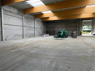 Wommelgem nieuwbouw magazijn van 720m² met kantoren verdeeld over 2 verdiepingen van 225m² in de industriezone van Wommelgem.<br />Modern magazijn met hoogte van +/- 9m.<br />Goed gelegen nabij het rondpunt in Wijnegem.<br /><br />- Magazijn 720m²<br />- Kantoor op 2 verdiepingen langs de straatkant van 225m²<br />- 1 ruime sectionaal poort van 4,5 op 5m<br />- Parkings
