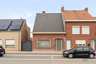 Charmante maison mitoyenne avec 2 chambres, dressing, cave et grenier. La maison est prête à emménager avec un séjour chaleureux, une cuisine...