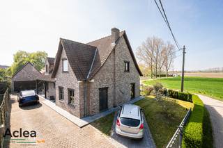 Bent u op zoek naar een woning met karakter, ruimte en rust, omringd door groen én met een sublieme oriëntatie? Dan is deze charmante villa in landelijke stijl, gelegen op een uitzonderlijk rustige locatie in Assenede, precies wat u zoekt. Deze karaktervolle woning werd in 1993 opgetrokken met oog voor authenticiteit. De landelijke architectuur wordt versterkt door warme materialen, rustieke elementen zoals zichtbare houten balken en een uitnodigende open haard die meteen een gevoel van thuiskomen oproept.<br /><br />Met een bewoonbare oppervlakte van maar liefst 221 m² beschikt deze villa over een royale indeling. De leefruimte van maar liefst 73 m² baadt in het licht en biedt tal van mogelijkheden om in te richten naar uw eigen woonstijl. De open haard vormt het gezellige hart van de woonkamer – perfect voor knusse avonden met familie of vrienden.<br />De woning beschikt over drie zeer ruime slaapkamers, elk met voldoende lichtinval en ruimte voor een comfortabele inrichting. Ideaal voor gezinnen of wie graag een bureau of hobbykamer voorziet.<br /><br />Het perceel is prachtig georiënteerd op het zuidwesten, wat betekent dat u de hele dag door kan genieten van zonlicht op uw terras of in de tuin. De groene omgeving en het weidse uitzicht creëren een ongeëvenaarde rust en privacy.<br /><br />Naast de woning bevindt zich een aparte garage van 60 m² – een absolute troef voor wie extra bergruimte zoekt, een werkatelier wenst of als zelfstandige nood heeft aan een aparte werkruimte.<br /><br />Enkele troeven:<br />- Een villa in authentieke landelijke stijl<br />- Bewoonbare oppervlakte van 221 m²<br />- Riante woonkamer van 73 m² met open haard<br />- 3 ruime slaapkamers<br />- Apart garagegebouw van 60 m²<br />- Zuidwest georiënteerd perceel in een groene, rustige omgeving<br />- Absolute privacy en landelijke charme<br />- Energiezuinig (B-label), dankzij de zonnepanelen en zonneboiler<br /><br />De woning is vrij bij akte  <br /><br />Laat u betoveren door de rust, het karakter en de ruimte van deze unieke eigendom in Assenede.<br /><br />Contacteer ons voor een bezoek ter plaatse!<br />09/377 31 77