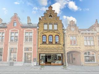 BEZOEKMOMENT ZATERDAG 15 NOVEMBER 2025 VAN 10U tot 12U (gelieve vooraf in te schrijven via website of tel. 058/622 815).Prachtig herehuis met woonst...