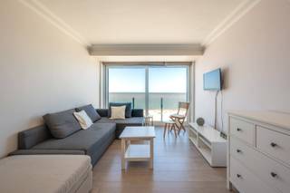 <p>Res. The Beach.<br />Instapklare studio gelegen op de 9e verdieping op Zeedijk-Duinbergen met zeer mooi zeezicht. <br />De indeling van deze studio is als volgt:<br />Leefruimte dat via een grote raampartij en balkon een mooi frontaal zeezicht geeft. De open leefruimte grenst aan een aparte keukenruimte. <br />De badkamer is ingericht met douche, lavabo en toilet. <br />Bij de studio hoort een privatieve berging in de kelderverdieping, evenals een ruime gemeenschappelijke fietsenberging. Het gebouw werd uitgerust met een nieuwe lift en recent werd een nieuwe CV-installatie geplaatst. <br />Mogelijkheid tot aankopen vlot toegankelijke garagebox in Van Hoenackerpad. <br /><br />Ref. A709</p>