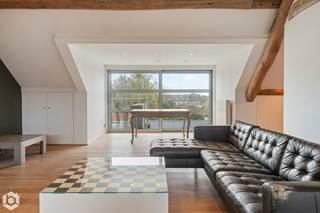 <br />Op een centrale locatie in hartje Booischot ligt dit uniek kwalitatief afgewerkte penthouse met 2 slaapkamers en dakterras. U bevindt zich hier op wandelafstand van winkels, scholen en het openbaar vervoer.<br /><br />Benieuwd naar deze unieke woning? Klik hier voor een wondermooie 3D beleving.<br /><br />We betreden het appartement op de 2de verdieping via de inkomhal, die direct toegang geeft tot de riante en bijzonder lichtrijke leefruimte. Deze biedt ruimschoots plaats voor een gezellige leefruimte en een ruime eethoek. De open keuken is prachtig geïntegreerd in het geheel. Vanuit de leefruimte heeft u via een grote raampartij toegang tot het dakterras aan de achterzijde. Hier kan u genieten van het mooie weer en unieke vergezichten. Aansluitend bevinden zich de 2 ruime slaapkamers , beide met ingemaakte kasten. Verder beschikt het appartement over een badkamer met inloopdouche, toilet, ruim bad, plaats voor wasmachine en een wastafel.<br /><br />Het appartement kent een uitstekende energieprestatie met EPC-label B (187 kWh/m²). Fietsen kunnen veilig gestald worden in de gemeenschappelijke fietsenstalling.<br /><br /><br />Dit is een unieke opportuniteit als u op zoek bent naar een uniek kwalitatief afgewerkte penthouse in hartje Booischot. Contacteer ons voor meer informatie op 0473 38 29 40 of neem een kijkje op www.boonstravastgoed.be.<br /><br />Bijzonderheden:<br />- 2 slaapkamers<br />- Energiezuinig (EPC B)<br />- Centrale locatie in hartje Booischot<br />