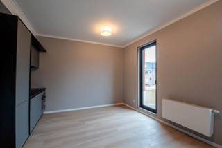 Bent u op zoek naar een recent gerenoveerd appartement met twee slaapkamers in een aangename woonwijk?<br />Dan is dit de ideale woonst voor u! Dit stijlvolle appartement biedt een gezellige leefruimte met een open keuken, perfect voor gezellige avonden. De twee comfortabele slaapkamers zorgen voor een rustgevende nachtrust, terwijl de praktisch ingerichte badkamer is voorzien van alle moderne gemakken. Dankzij de gunstige ligging geniet u van een rustige omgeving met alle nodige voorzieningen binnen handbereik. Kortom, een instapklaar appartement dat aan al uw woonwensen voldoet!. <br />EPC= 52 kWh en dus zeer energiezuining.<br />De maandelijkse lasten bedragen 50 euro per maand(onderhoud + verbruik gemeenschappelijke delen)..